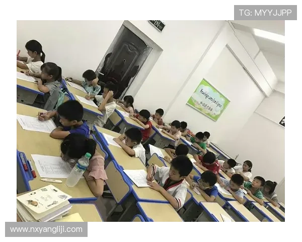 足球巨星与小球童并肩同行见证梦想启航的感人时刻